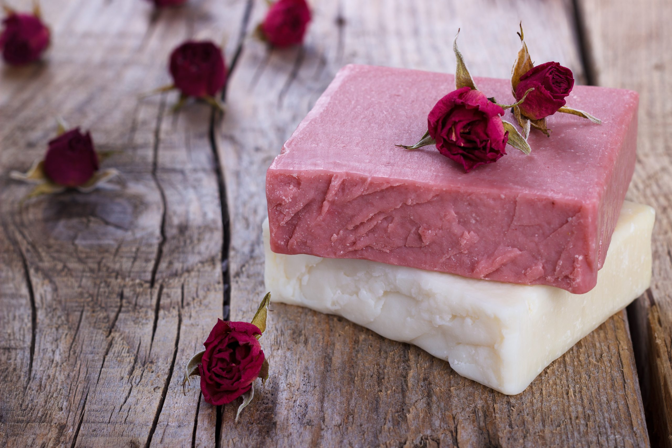 Natural,Hand,Made,Soap,With,Dry,Pink,Roses,On,Vintage